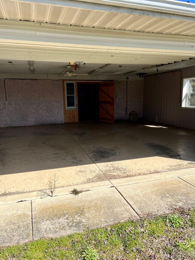 Building Photo - Country living! 1st floor laundry 3+ car garage with work shop