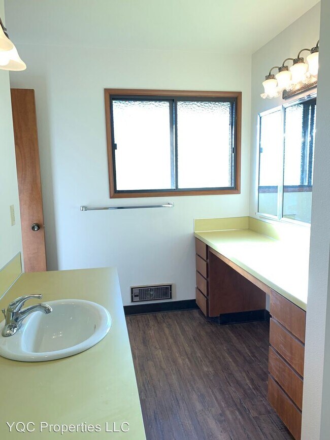 Building Photo - 1504 NE 115th St