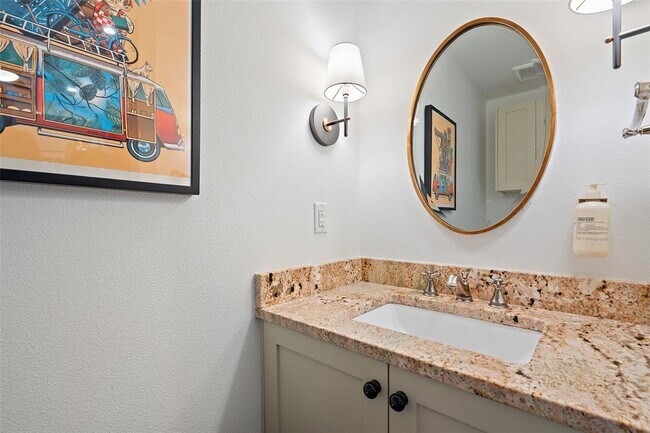 Building Photo - 2205 S L Davis Ave