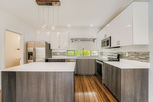 Building Photo - Modern 2-Bed, 2-Bath Townhome with Air-Conditioning in Rainier Beach