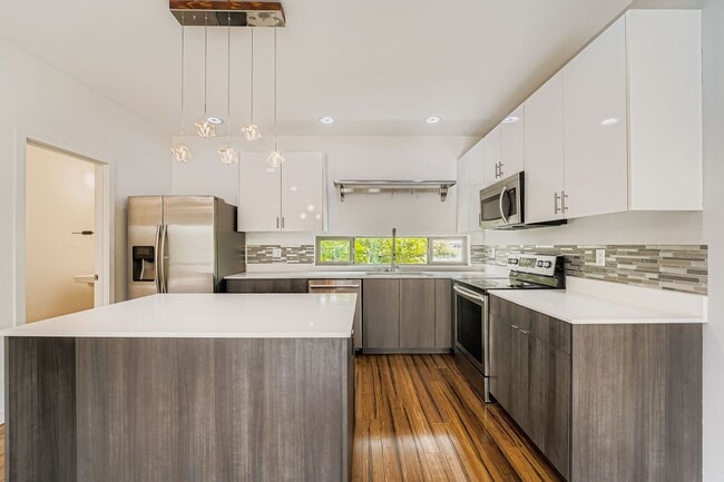 Building Photo - New Pricing! - Modern 2-Bed, 2-Bath Townho...