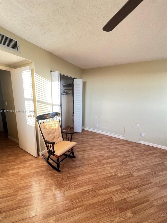 Building Photo - 2851 Somerset Dr