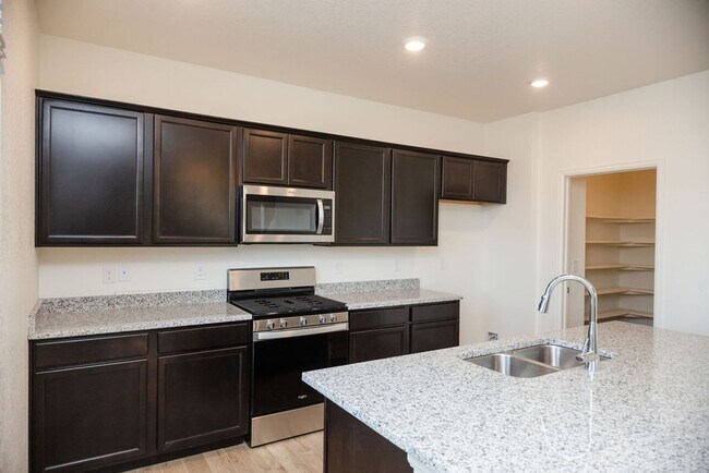 Building Photo - 4 Bedroom 3 Bath Home in Wellington!