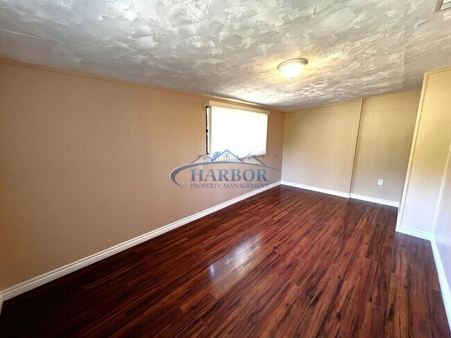 Building Photo - 227 W Cummings St