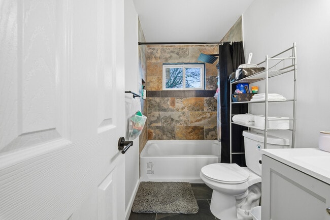 Building Photo - 913 Dandridge Dr