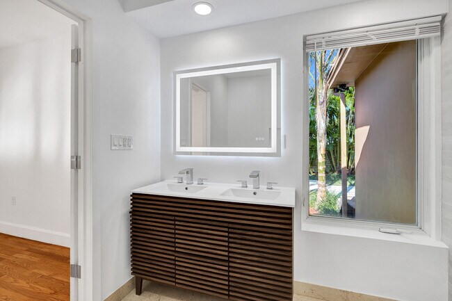 Building Photo - 20 NW 101st St