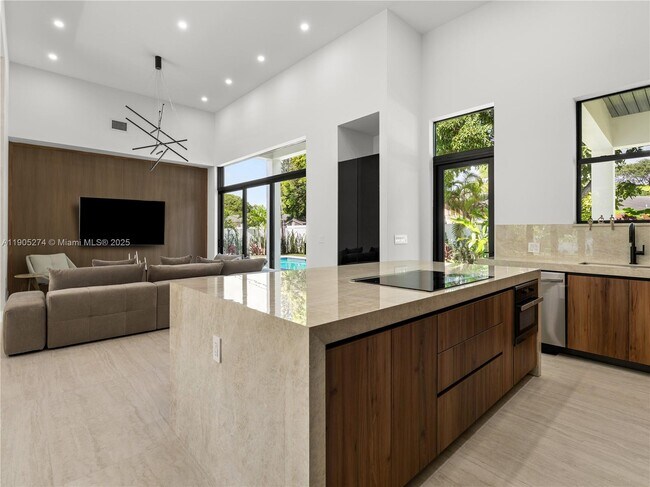 Building Photo - 543 NE 109th St