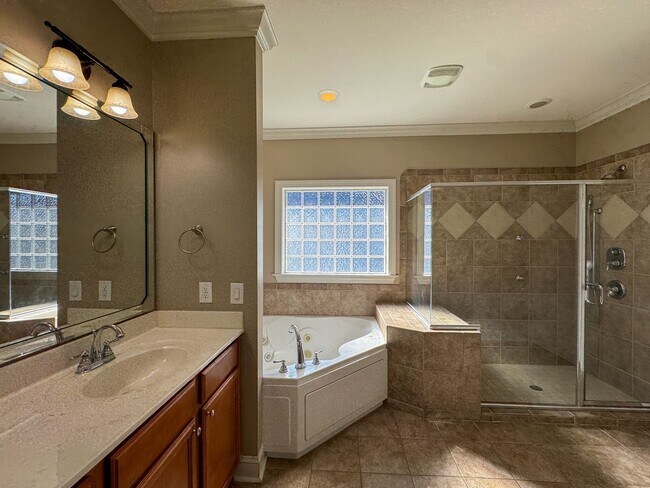 Building Photo - Beautiful 3 Bed 2 Bath Condo with Community Amenities