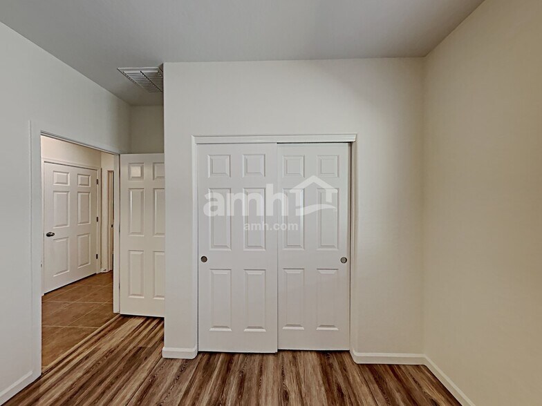 Building Photo - 868 Basswood Ave