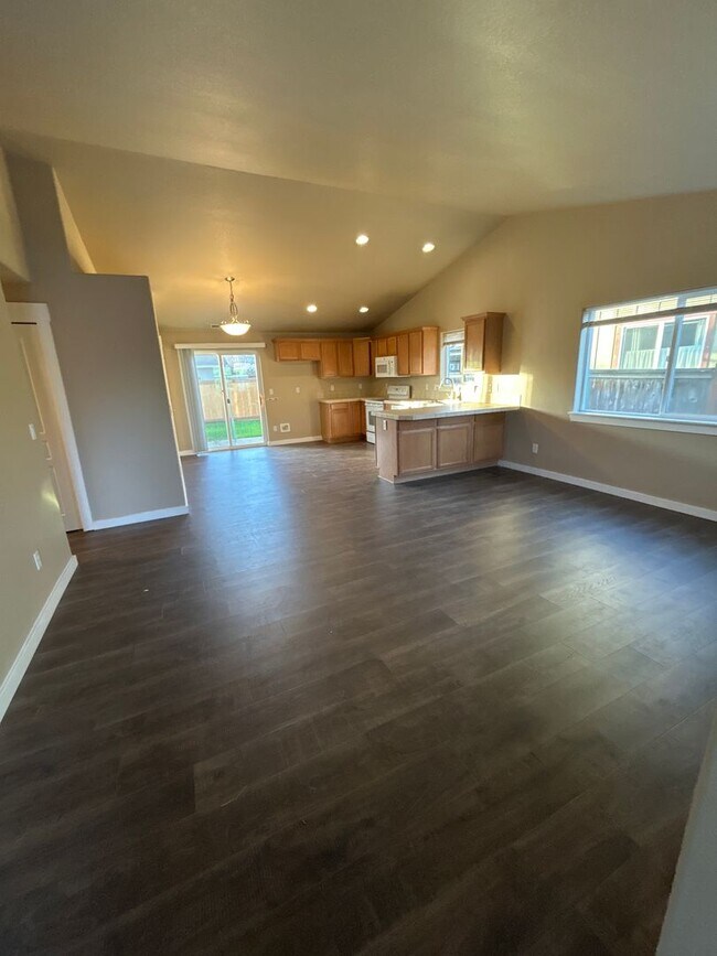 Building Photo - Single Level 3 Bedroom / 2 Bath Home in Albany ~ Don't Delay Apply Today!