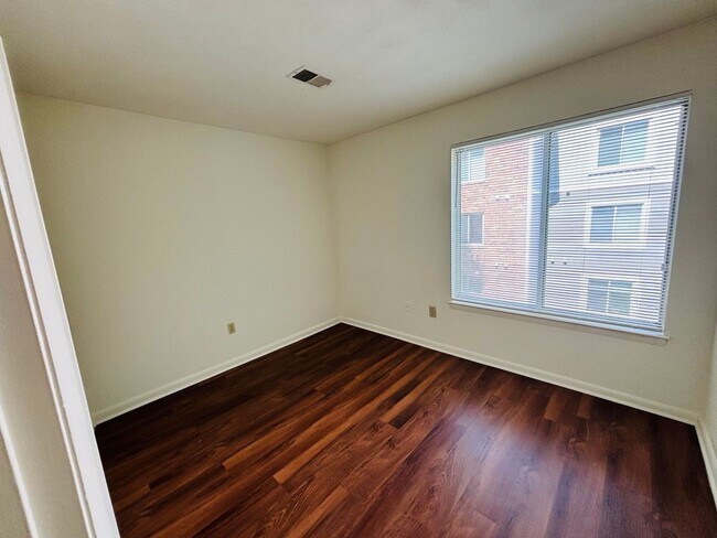 Building Photo - 1208 University Terrace