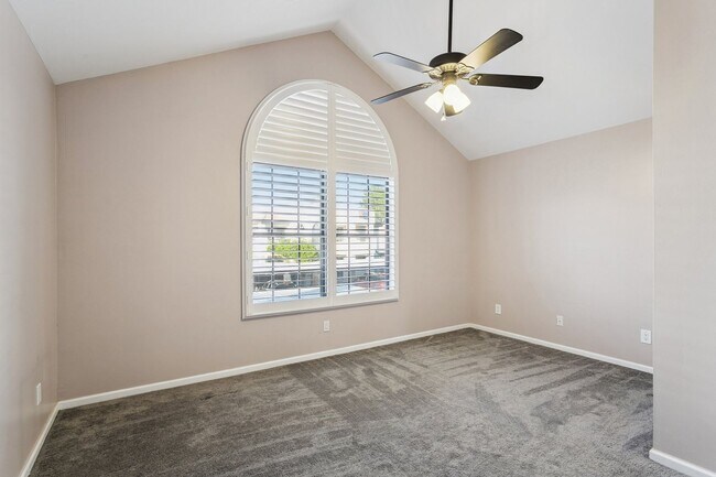 Building Photo - Beautiful 2 Bedroom