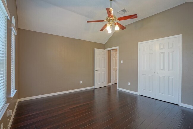 Building Photo - 2108 Lakeway Dr