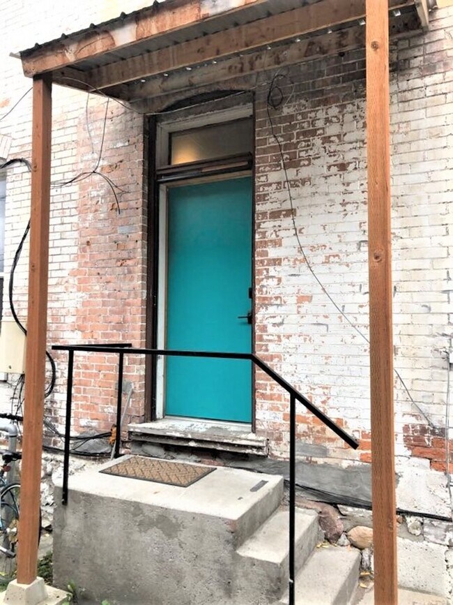 Building Photo - Newly Renovated Studio in the Hip Strip!