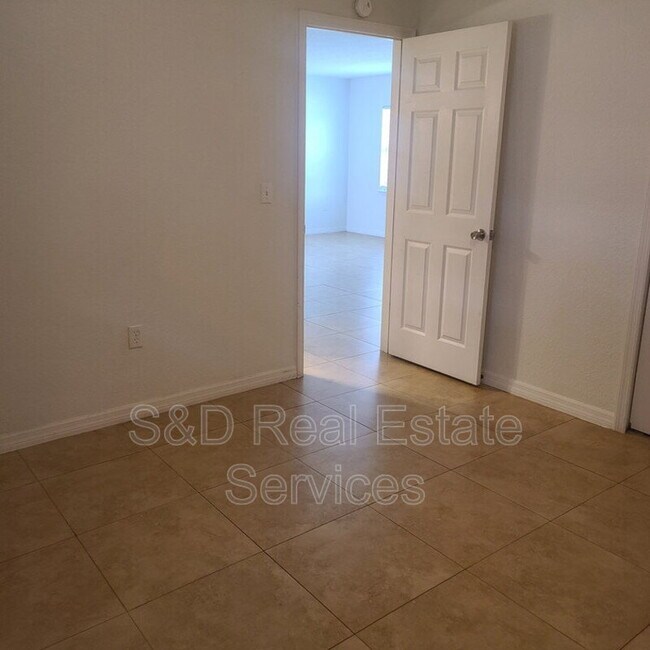 Building Photo - 2415 S Crystal Lake Dr