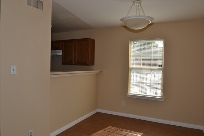 Building Photo - 304 Dell Ct