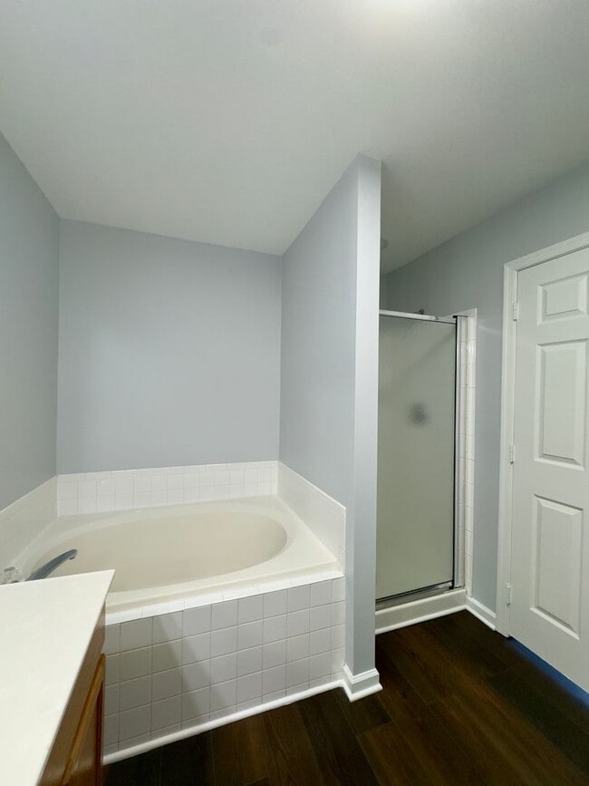 Building Photo - Charming 3 Bedroom/2 Bathroom Apartment in...
