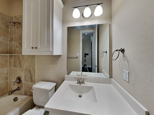 Building Photo - 14845 Belclaire Ave