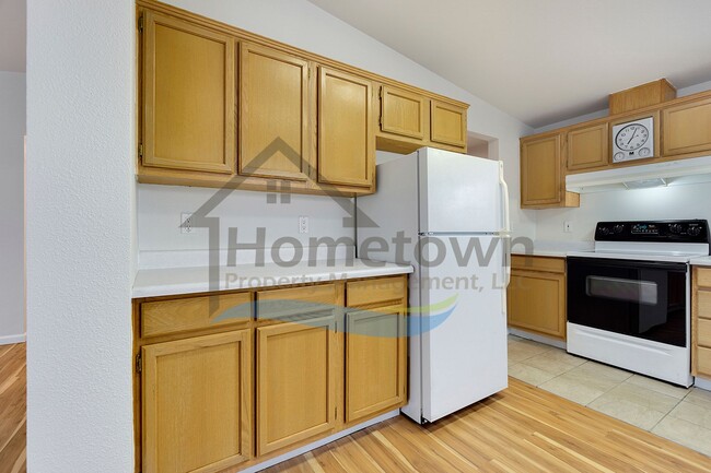 Building Photo - 2 Bedroom 1 Bath Home with Off-Street Park...