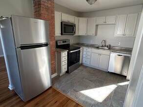 Building Photo - 1537 Oak Ave