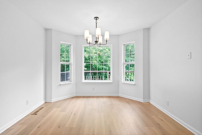 Building Photo - Pet Friendly Three Bedroom in Springfield!