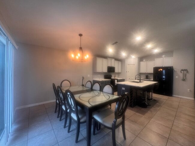 Building Photo - Beautifully Designed 4 Bedroom, 2 Bath Home