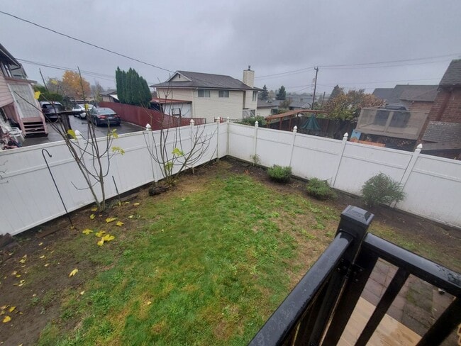 Building Photo - Charming 4 bed, 2 bath, fully fenced, covered deck in convenient location.