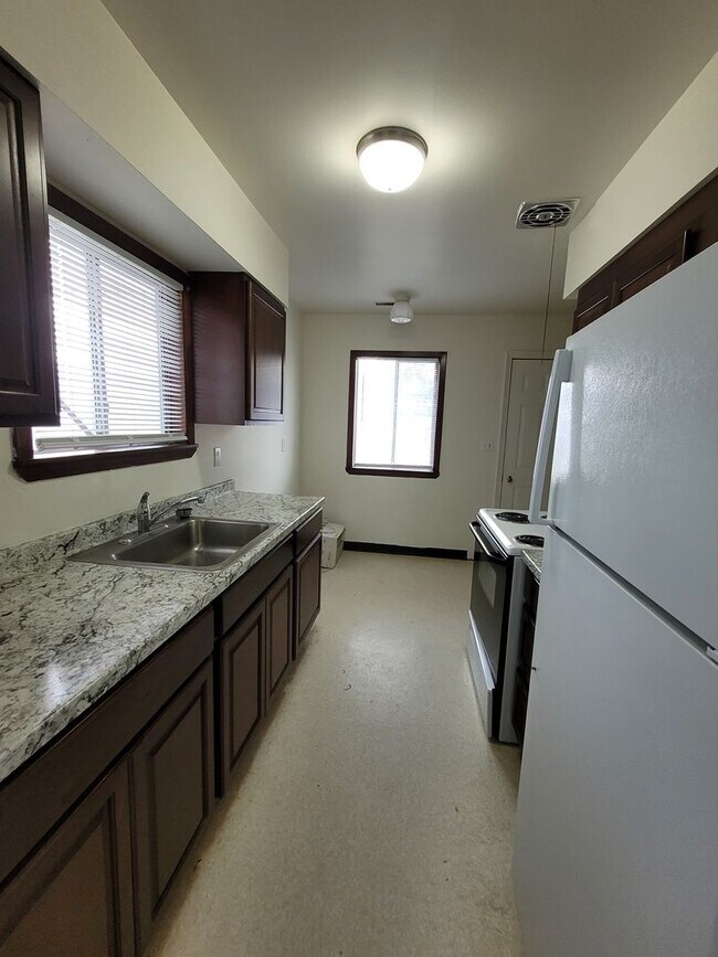 Building Photo - 1204-1206 Vandenberg Ave