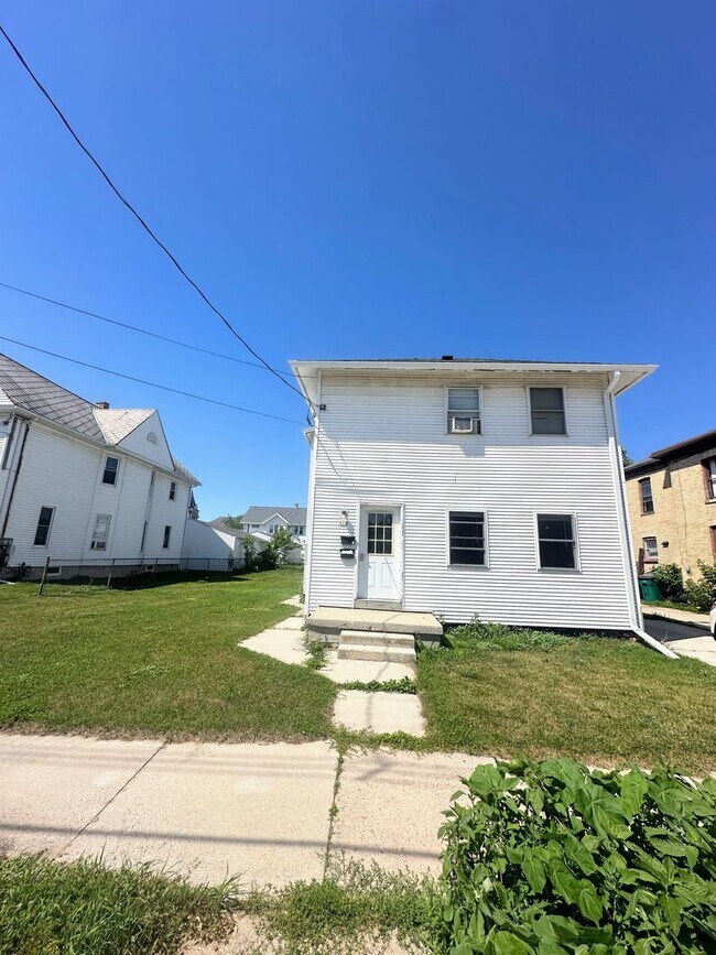 Building Photo - 614 Chicago St