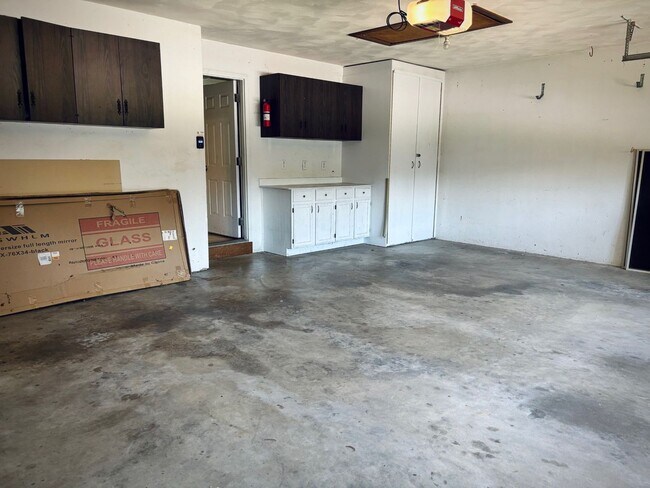 Building Photo - Available now-  4 Bedroom house in O'Fallo...