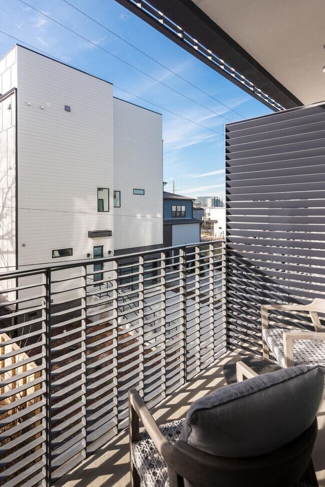 Building Photo - Stunning one bedroom unit in The Wedgewood section of town.