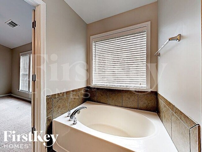 Building Photo - 2460 Vistoria Dr