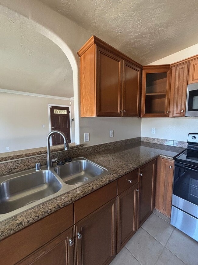 Building Photo - Charming 2 Bedroom, 1 Bathroom Apartment in a Convenient Location