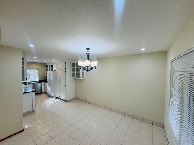 Building Photo - Nice Two-Story Unit with Attached Garage a...