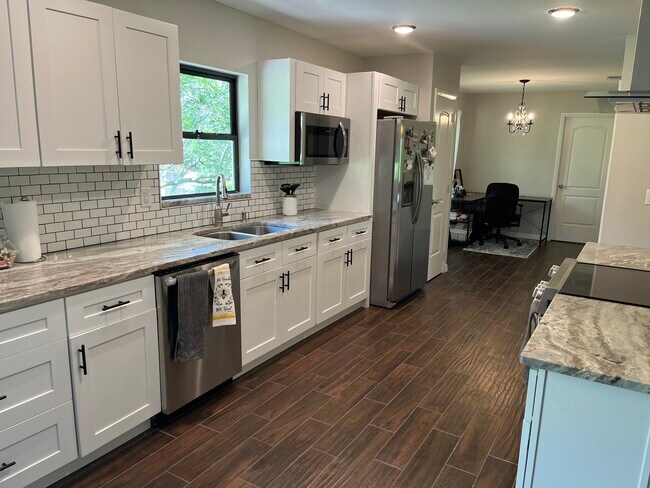 Building Photo - 2224 Magnolia Ave