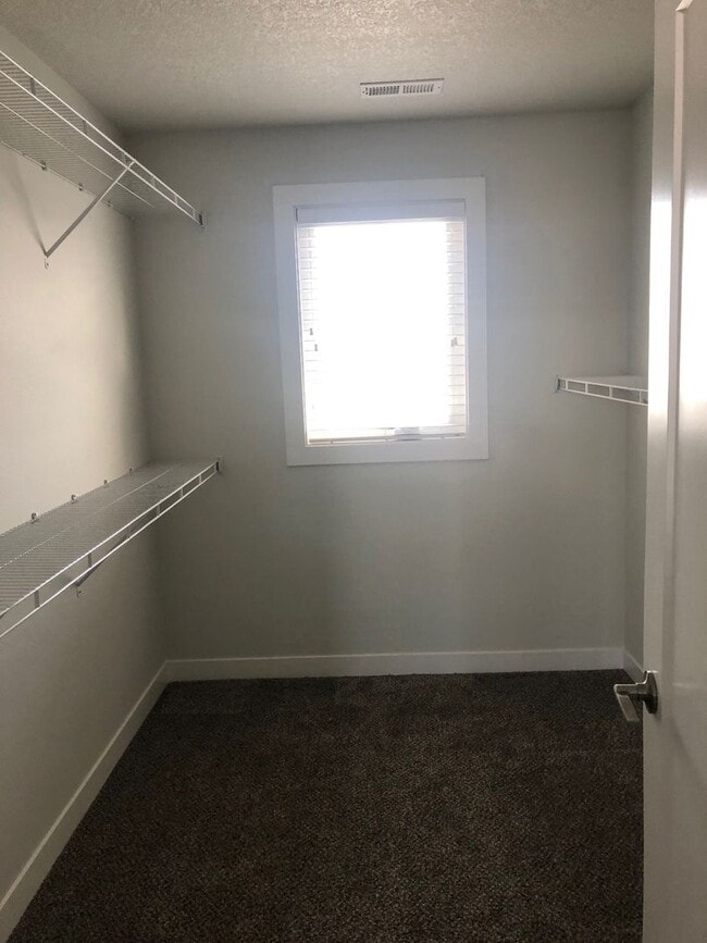 Building Photo - HUGE Single Family Home Available!