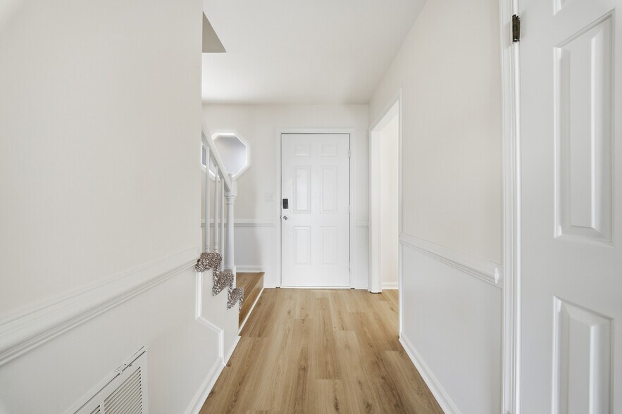 Building Photo - 4732 Brompton Dr