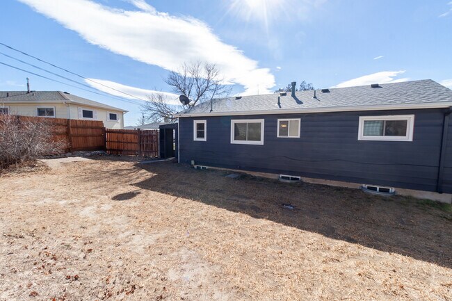 Building Photo - 804 Cahill Dr