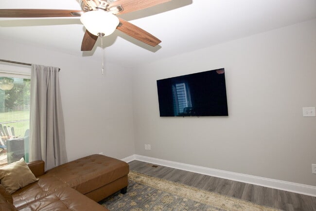 Building Photo - Charming 3-bedroom, 2.5-bath home nestled in the heart of Carthage