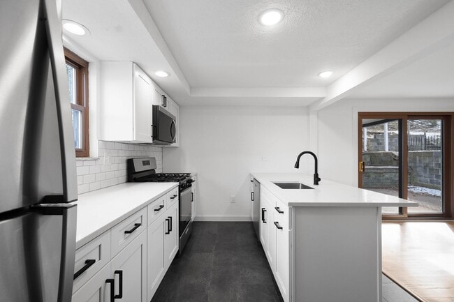 Building Photo - Ready for move in! Check out this RENOVATED 3 bedroom in BROOKLINE! UNBEATABLE LOCATION!
