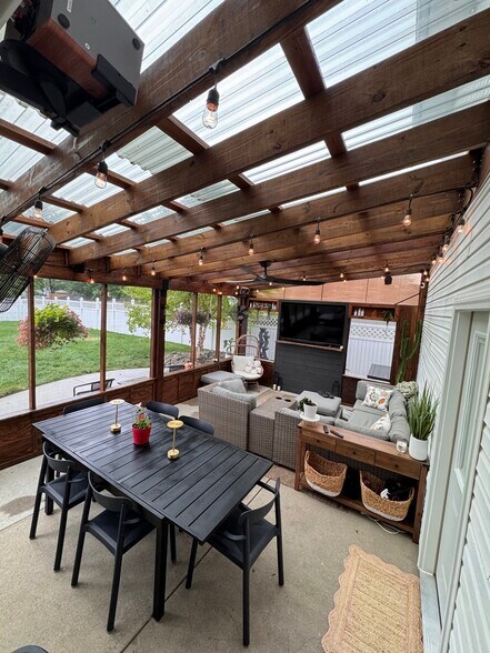 Building Photo - 2264 Ferndown Dr