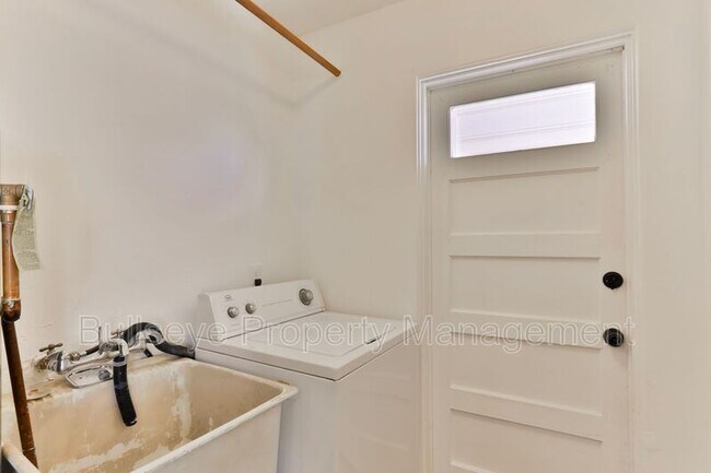 Building Photo - 2129 W Weldon Ave