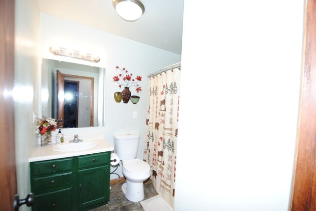 Building Photo - 3 Bed / 2 Bath / 2 Car Garage Ranch Style Home