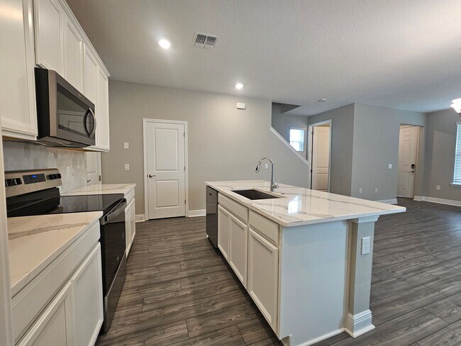 Building Photo - Beautiful and Spacious 3 bedroom 2 bath Townhome With a Split Floor Plan in Winter Garden!