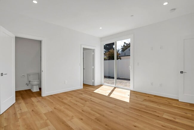 Building Photo - Modern 5-Bedroom 5 bath Home for Lease in ...