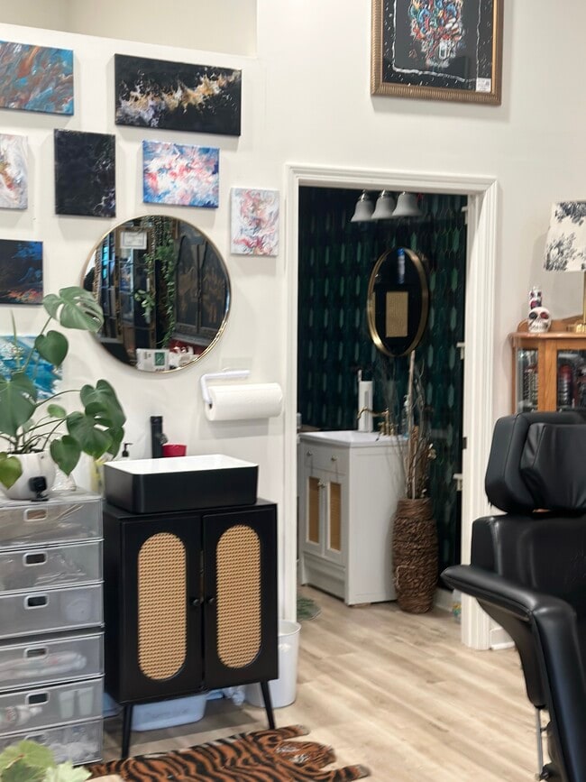 Building Photo - 911 E 5th St