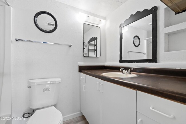 Building Photo - Move In Ready Unit! 1 Bed 1 Bath New Flooring!