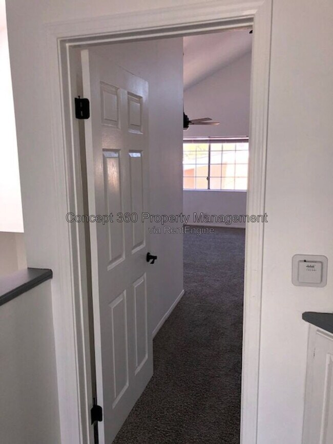Building Photo - 4517 E Lavante St