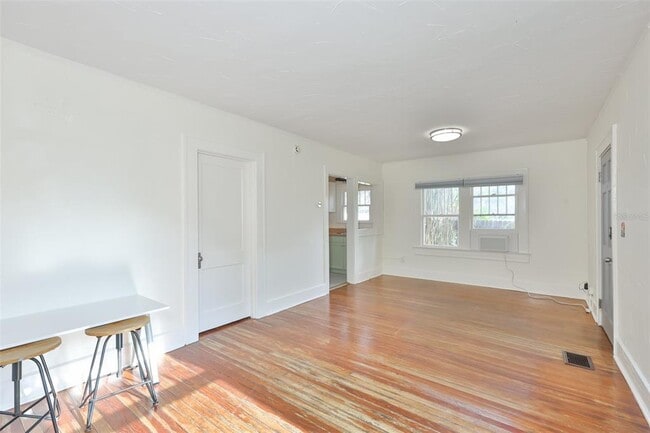 Building Photo - 340 Moffett Ct N