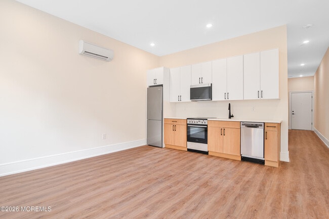 Building Photo - 527 Bangs Ave